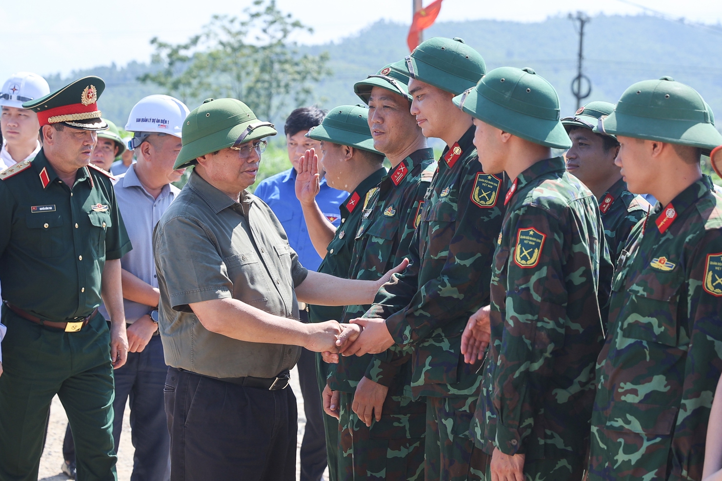Thủ tướng động vi&ecirc;n c&aacute;c lực lượng thi c&ocirc;ng tại vị tr&iacute; cột m&oacute;ng VT369 tr&ecirc;n địa b&agrave;n x&atilde; D&acirc;n Chủ - cột điện cao nhất dự &aacute;n vượt s&ocirc;ng L&ocirc;, cao 130 m, nặng 360 tấn. Ảnh: VGP/Nhật Bắc