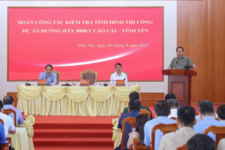 Thủ tướng l&agrave;m việc với l&atilde;nh đạo c&aacute;c bộ, ng&agrave;nh, EVN - chủ đầu tư, c&aacute;c nh&agrave; thầu v&agrave; l&atilde;nh đạo 2 tỉnh L&agrave;o Cai, Ph&uacute; Thọ giải quyết c&aacute;c kh&oacute; khăn, vướng mắc, quyết t&acirc;m ho&agrave;n th&agrave;nh dự &aacute;n "c&agrave;ng sớm c&agrave;ng tốt". Ảnh: VGP/Nhật Bắc