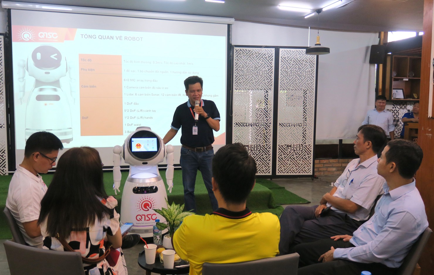 C&ocirc;ng ty TNHH MTV phần mềm Quang Trung (QTSC) giới thiệu Robot th&ocirc;ng minh c&oacute; h&igrave;nh dạng người, t&iacute;ch hợp AI, nhận diện khu&ocirc;n mặt. Ảnh: Đức Mỹ