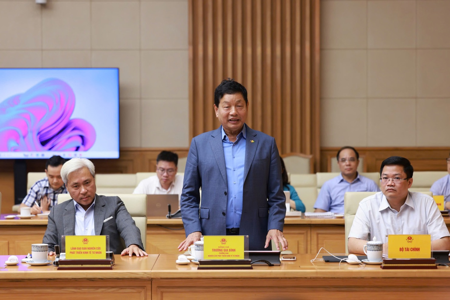 &Ocirc;ng Trương Gia B&igrave;nh - Chủ tịch Hội đồng quản trị Tập đo&agrave;n FPT, Trưởng Ban IV ph&aacute;t biểu tại cuộc l&agrave;m việc. Ảnh: VGP
