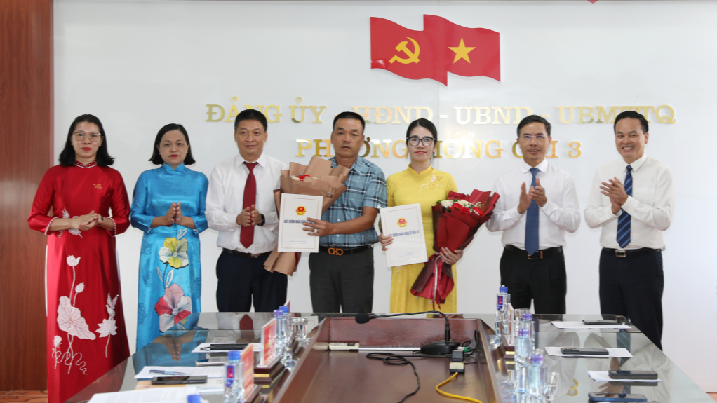 Chủ tịch UBND tỉnh Quảng Ninh trao Giấy chứng nhận đăng k&yacute; đầu tư cho 2 dự &aacute;n quan trọng với tổng vốn gần 1.200 tỷ đồng.