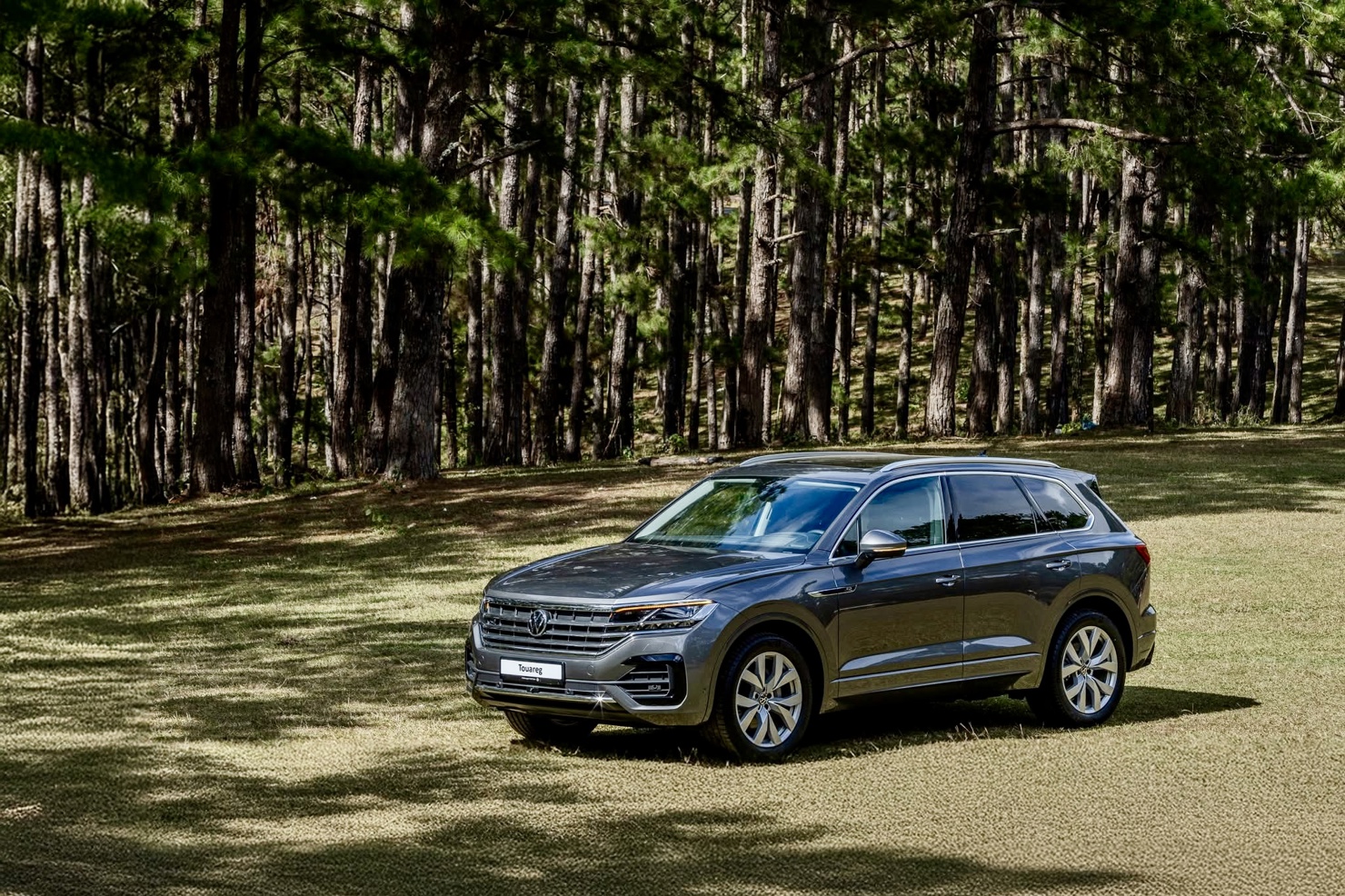 Hai phi&ecirc;n bản ti&ecirc;u chuẩn Touareg Elegance (2,368 tỷ đồng) v&agrave; Luxury (2,768 tỷ đồng) &nbsp;trang bị ti&ecirc;u chuẩn cao cấp như hệ thống đ&egrave;n IQ.Light LED, dẫn động 4 b&aacute;nh to&agrave;n thời gian 4MOTION, đồng hồ kỹ thuật số Innovision Cockpit, ghế da Vienna, m&acirc;m hợp kim từ 19&ndash;20 inch.