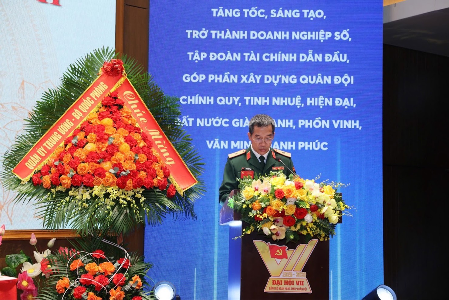 Thiếu tướng Lưu Trung Th&aacute;i - Chủ tịch HĐQT MB ph&aacute;t biểu tại Đại hội.