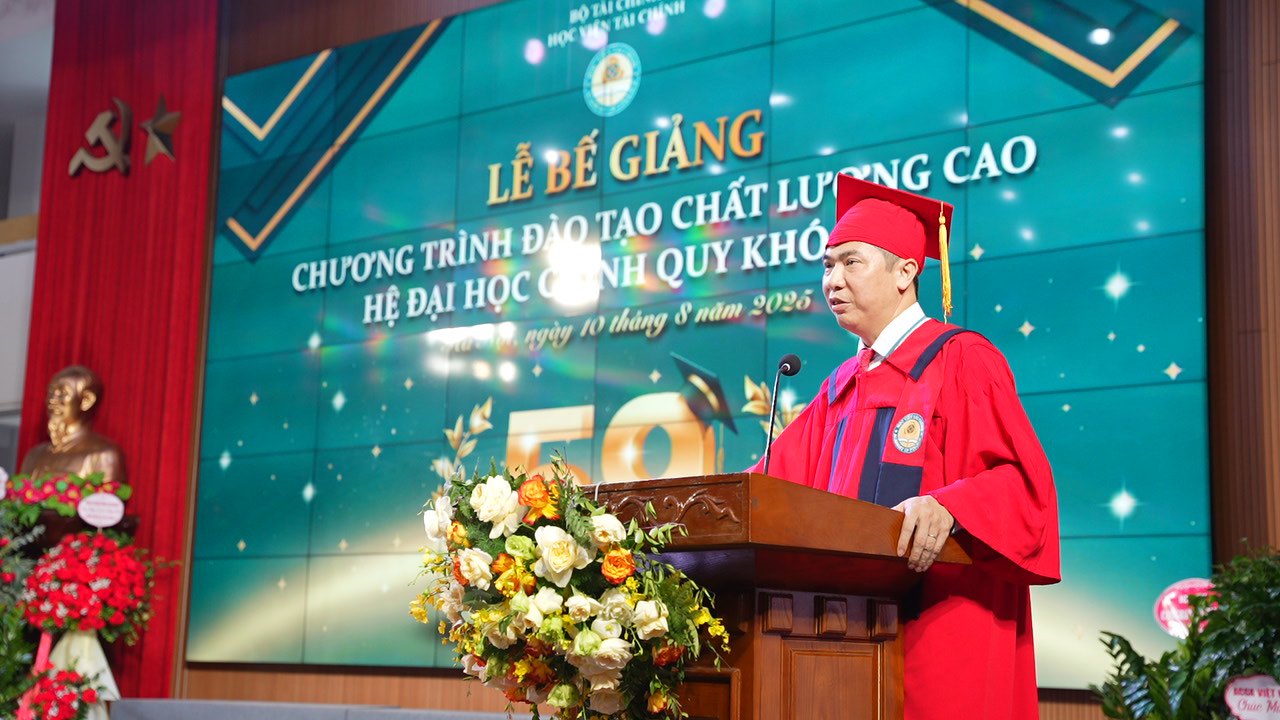 PGS., TS. Nguyễn Đ&agrave;o T&ugrave;ng - Gi&aacute;m đốc Học viện T&agrave;i ch&iacute;nh ph&aacute;t biểu tại buổi lễ.