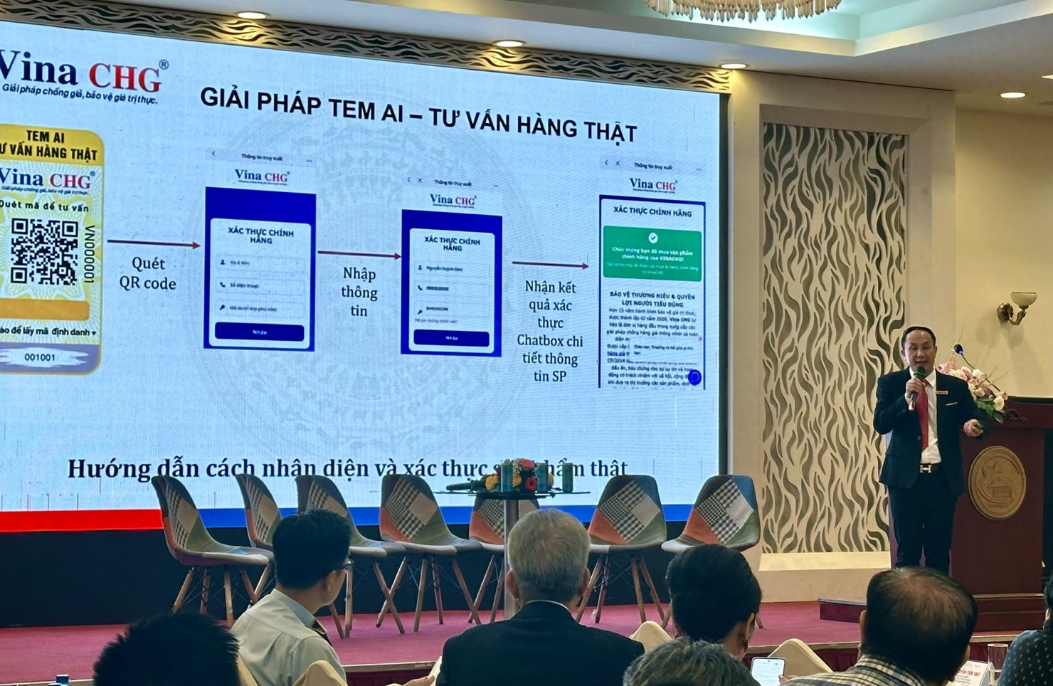 &Ocirc;ng Nguyễn Viết Hồng giới thiệu Giải ph&aacute;p tem AI &ndash; Chatbox chống h&agrave;ng giả. Ảnh: T.H