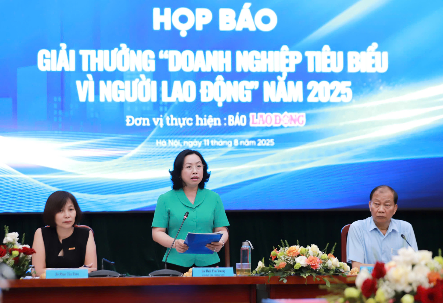 Bà Thái Thu Xương - Phó Chủ tịch Tổng Liên đoàn Lao động Việt Nam thông tin tại buổi họp báo.