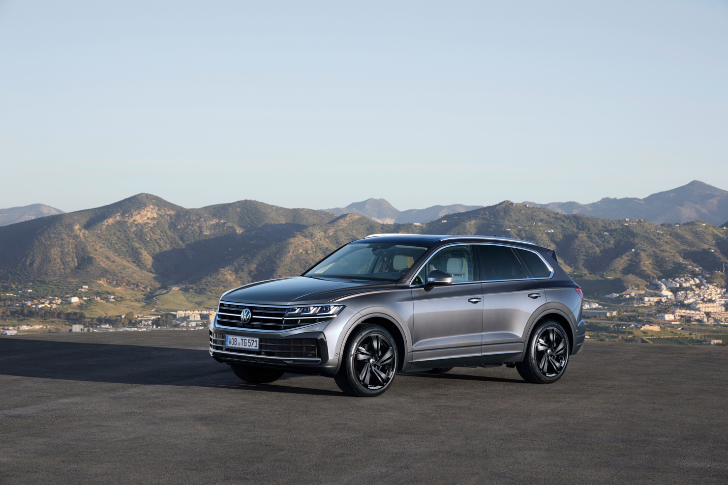 Touareg được định vị l&agrave; &ldquo;Tinh hoa dẫn lối &ndash; Biểu tượng của phong c&aacute;ch sống tinh anh&rdquo;, kết tinh c&ocirc;ng nghệ, thiết kế v&agrave; khả năng vận h&agrave;nh đỉnh cao, hướng tới nh&oacute;m kh&aacute;ch h&agrave;ng th&agrave;nh đạt .