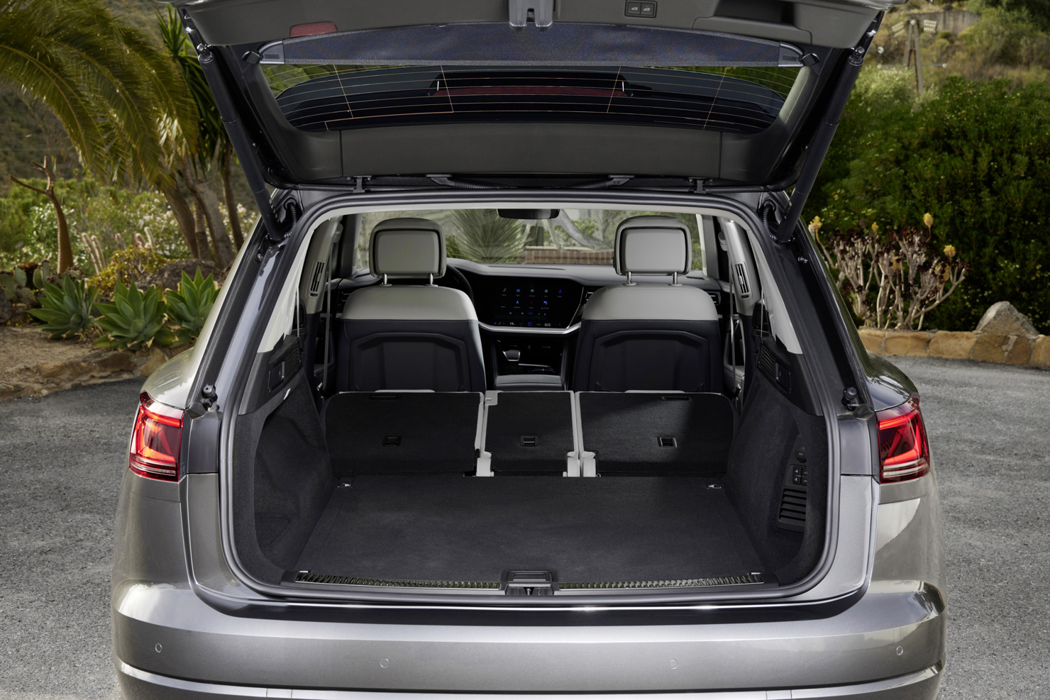 Thêm Highline và R-Line, mẫu SUV hạng sang của Volkswagen chiếc Touareg có tới 4 phiên bản  - Ảnh 3