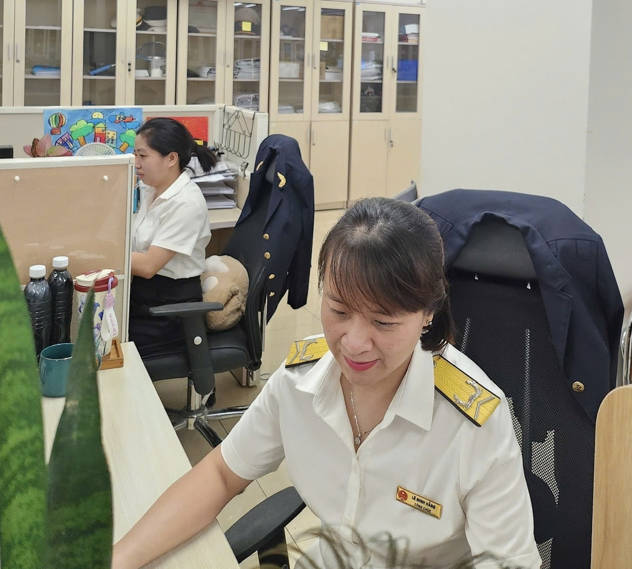 Sự t&acirc;m huyết của những c&aacute;n bộ thuế như L&ecirc; Minh Hằng đang g&oacute;p phần đưa ng&agrave;nh Thuế khẳng định vị thế ti&ecirc;n phong trong ứng dụng c&ocirc;ng nghệ. Ảnh: TN.