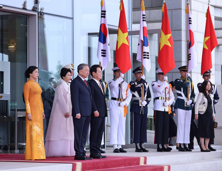 Tổng thống H&agrave;n Quốc Lee Jae Myung v&agrave; Phu nh&acirc;n c&ugrave;ng Tổng B&iacute; thư T&ocirc; L&acirc;m v&agrave; Phu nh&acirc;n tại vị tr&iacute; danh dự, nghe qu&acirc;n nhạc cử Quốc thiều 2 nước. Ảnh: Thống Nhất - TTXVN. &nbsp;