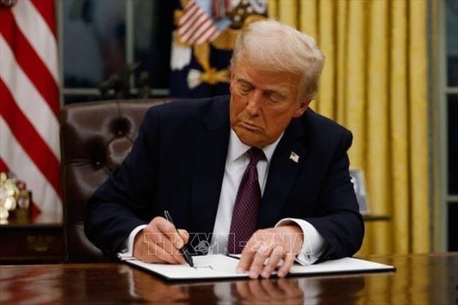 Tổng thống Mỹ Donald Trump ký sắc lệnh tại Nhà Trắng. Ảnh tư liệu: Getty Images/TTXVN.