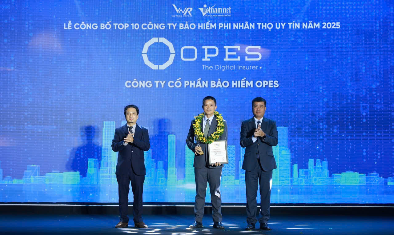 Đại diện OPES tại lễ công bố Top 10 công ty bảo hiểm phi nhân thọ uy tín.