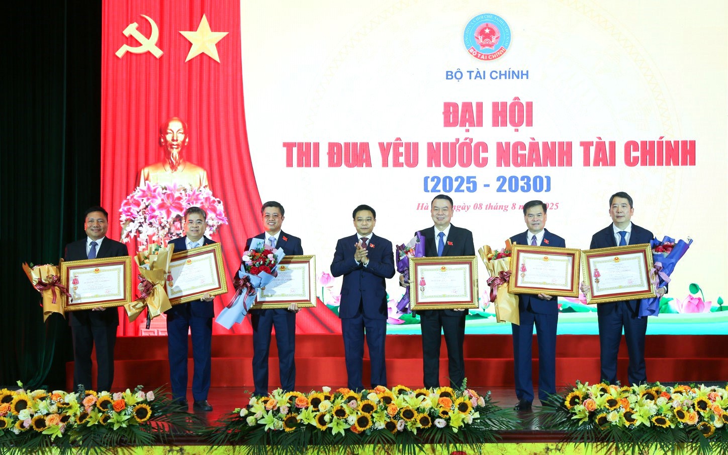 Tại Đại hội Thi đua y&ecirc;u nước ng&agrave;nh T&agrave;i ch&iacute;nh 2025 &ndash; 2030, Đồng ch&iacute; Nguyễn Văn Thắng, Ủy vi&ecirc;n Ban chấp h&agrave;nh Trung ương Đảng, B&iacute; thư Đảng ủy, Bộ trưởng Bộ T&agrave;i ch&iacute;nh trao Hu&acirc;n chương Lao động, Hu&acirc;n chương Chiến c&ocirc;ng của Chủ tịch nước cho c&aacute;c c&aacute; nh&acirc;n c&oacute; th&agrave;nh t&iacute;ch xuất sắc thuộc Bộ T&agrave;i ch&iacute;nh