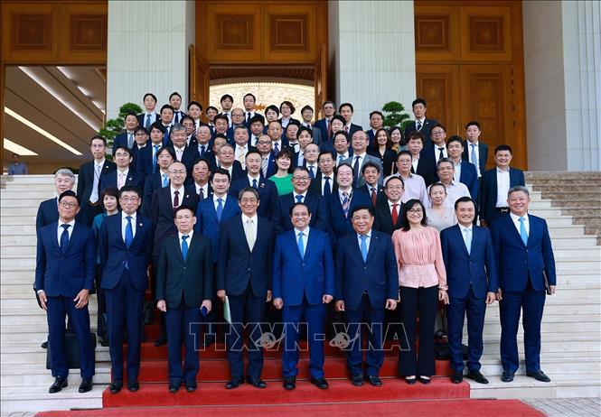 Thủ tướng Phạm Minh Chính và đại biểu với lãnh đạo các doanh nghiệp Nhật Bản đang đầu tư tại Việt Nam. Ảnh: Dương Giang/TTXVN