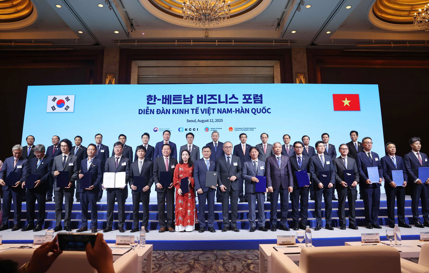 Diễn đ&agrave;n c&oacute; sự tham dự của Tổng B&iacute; thư T&ocirc; L&acirc;m, Thủ tướng H&agrave;n Quốc Kim Min- Seok, đo&agrave;n l&atilde;nh đạo cấp cao hai nước, c&ugrave;ng gần 600 đại biểu thuộc cộng đồng doanh nghiệp Việt Nam v&agrave; H&agrave;n Quốc. Ảnh: CMC
