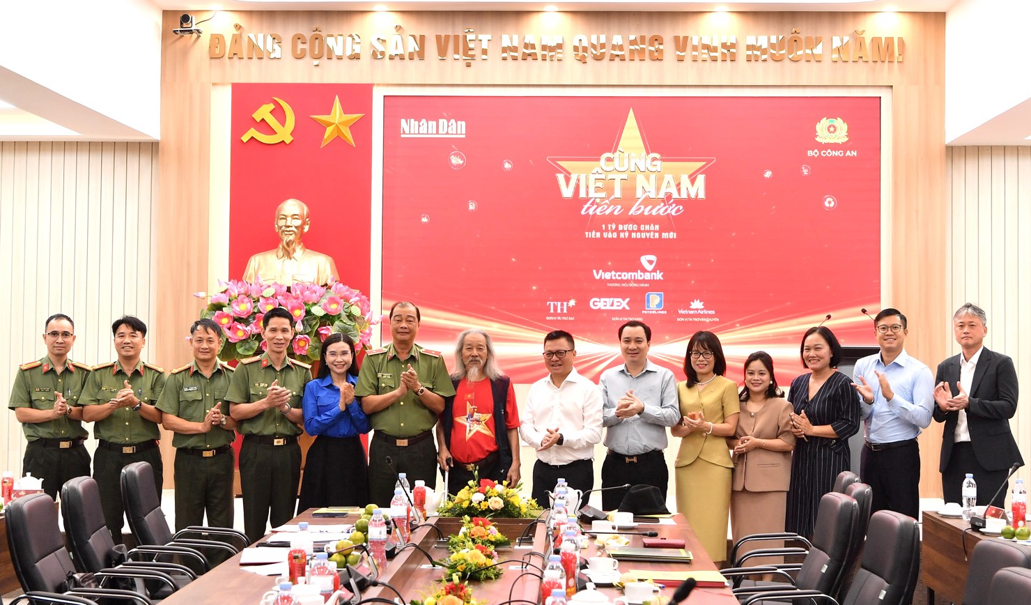 Các đại biểu chụp ảnh lưu niệm tại sự kiện.