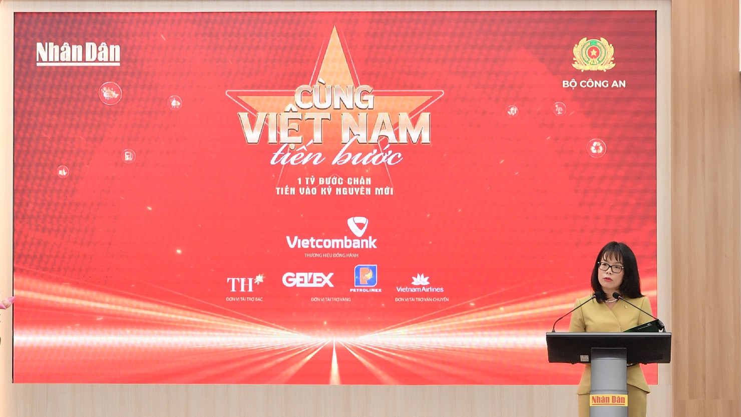 Bà Đoàn Hồng Nhung - Thành viên Ban Điều hành, Giám đốc Khối Bán lẻ Vietcombank phát biểu.