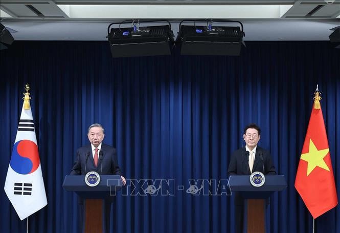 Tổng Bí thư Tô Lâm và Tổng thống Hàn Quốc Lee Jae Myung gặp gỡ báo chí. Ảnh: Thống Nhất/TTXVN