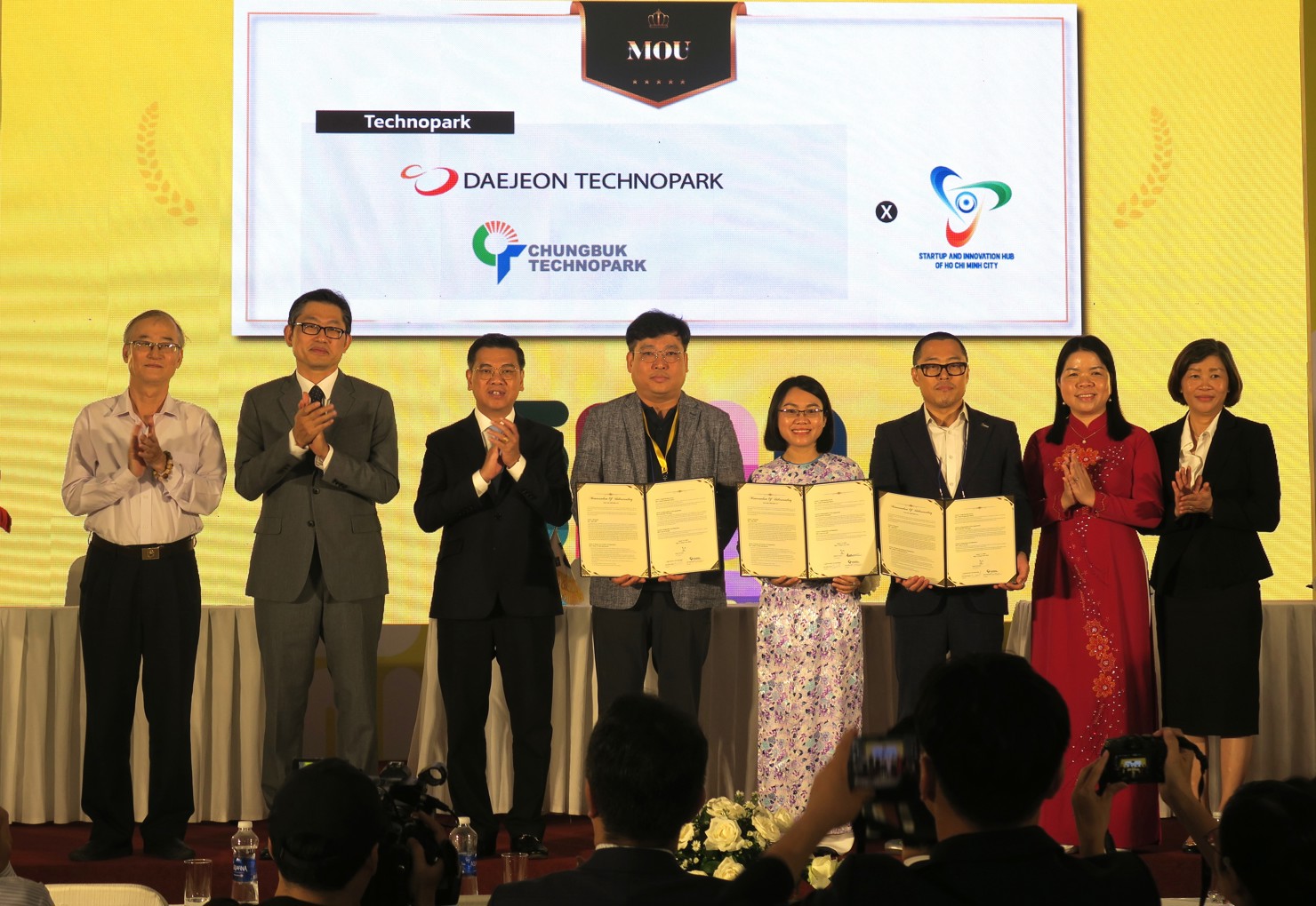 Trong khu&ocirc;n khổ sự kiện, đại diện c&aacute;c b&ecirc;n li&ecirc;n quan giữa hai quốc gia đ&atilde; k&yacute; kết c&aacute;c hợp t&aacute;c MOU về đ&agrave;o tạo, hợp t&aacute;c ph&aacute;t triển nhiều lĩnh vực. Ảnh: Đức Mỹ
