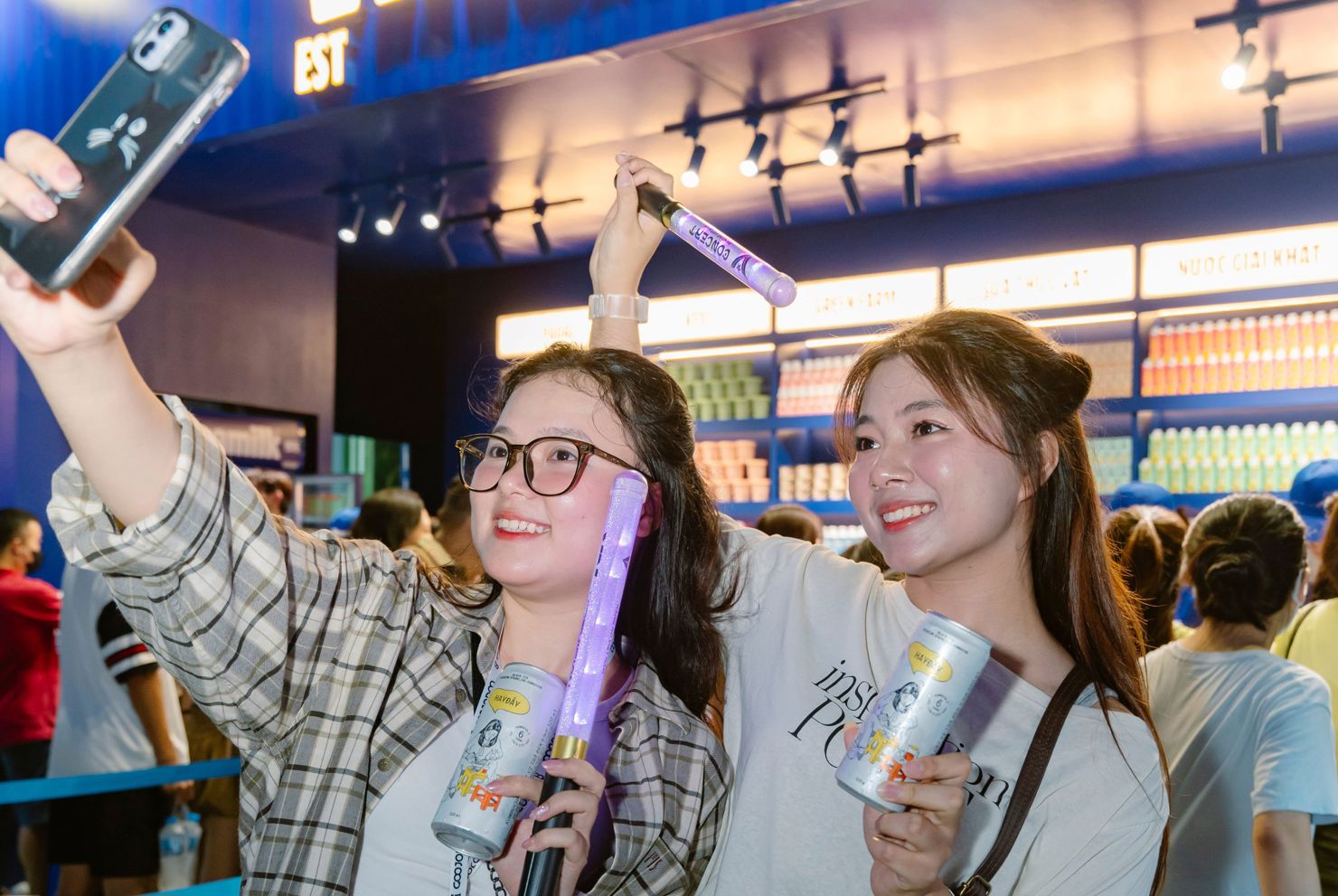 Vừa mới ra mắt v&agrave; đang viral tr&ecirc;n mạng x&atilde; hội, tr&agrave; kombucha c&oacute; gaz HAYĐẤY đ&atilde; kịp c&oacute; mặt tại V-Concert v&agrave; V-Fest. Đ&acirc;y l&agrave; sản phẩm kombucha ủ 6 th&aacute;ng đầu ti&ecirc;n ở Việt Nam, được l&ecirc;n men chậm từ l&aacute; tr&agrave; xanh hữu cơ theo c&aacute;ch ủ truyền thống, gi&uacute;p tốt cho đường ruột hơn. Sản phẩm nhanh ch&oacute;ng &ldquo;đốn tim&rdquo; c&aacute;c Gen Z với bao b&igrave; bắt mắt, ng&agrave;o ngạt hương tr&agrave;, lại c&ograve;n c&oacute; gaz, chua nhẹ ưng &yacute; m&agrave; kh&ocirc;ng gắt.