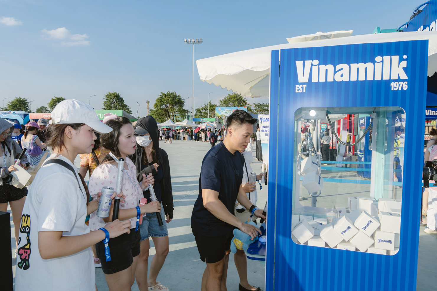 Ngo&agrave;i nạp năng lượng tươi m&aacute;t, gi&uacute;p c&aacute;c t&iacute;n đồ y&ecirc;u &acirc;m nhạc đủ sức &ldquo;quẫy&rdquo; hết m&igrave;nh suốt 5-7 tiếng của chương tr&igrave;nh, gian h&agrave;ng Vinamilk c&ograve;n c&oacute; khu vực minigame để kh&aacute;n giả được thử sức với tr&ograve; chơi gắp t&uacute;i m&ugrave;. Phần thưởng từ chương tr&igrave;nh l&agrave; h&agrave;ng ngh&igrave;n m&oacute;n qu&agrave; cực hấp dẫn. Đại diện doanh nghiệp cho biết, sẽ c&ograve;n nhiều chương tr&igrave;nh &ldquo;đỉnh n&oacute;c, kịch trần&rdquo; hơn chờ đ&oacute;n người d&acirc;n trong c&aacute;c sự kiện hướng tới dịp kỷ niệm 80 năm ng&agrave;y Quốc kh&aacute;nh sắp tới.