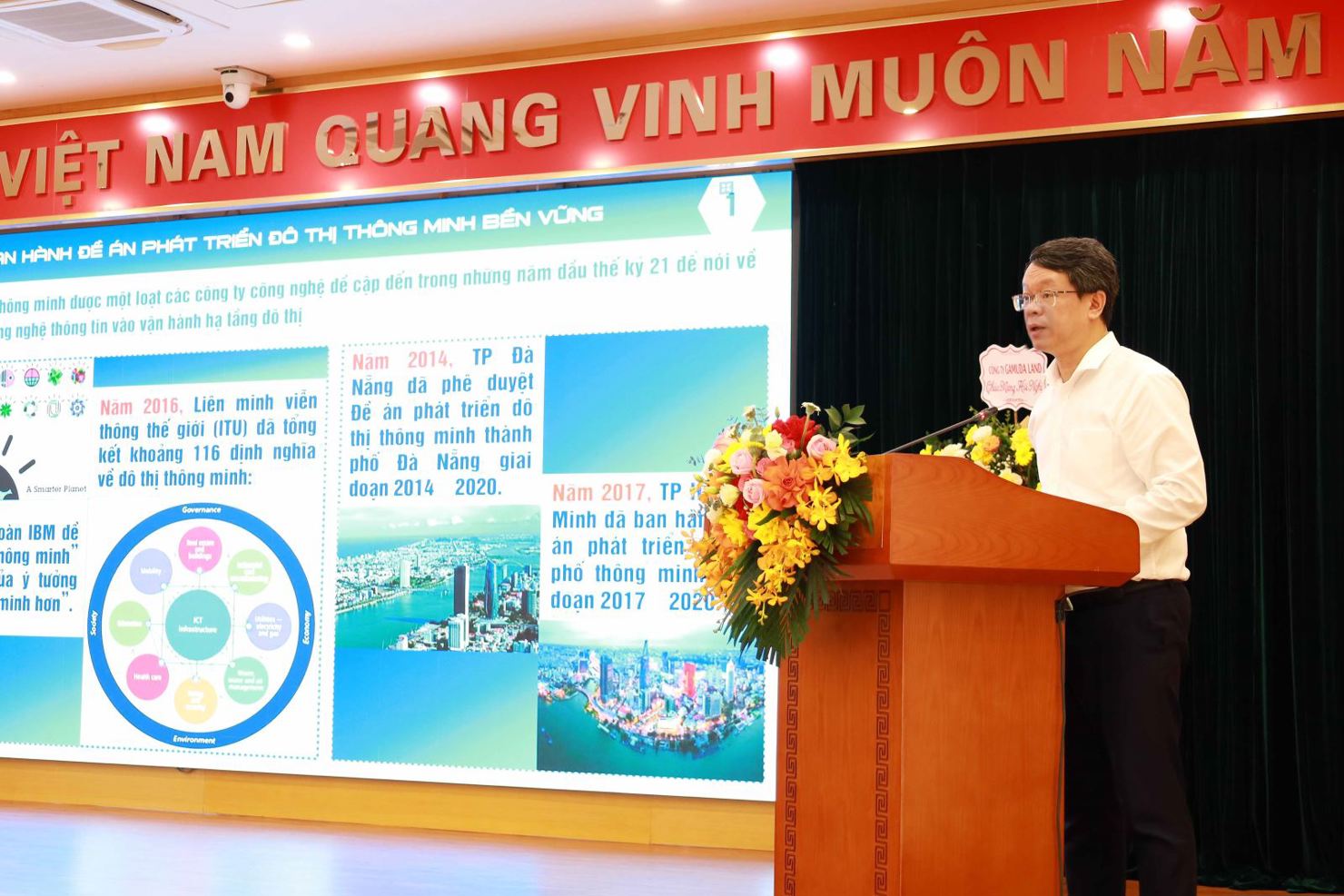 Đại diện Cục Ph&aacute;t triển đ&ocirc; thị - Bộ X&acirc;y dựng tr&igrave;nh b&agrave;y b&aacute;o c&aacute;o tổng kết Đề &aacute;n ph&aacute;t triển đ&ocirc; thị th&ocirc;ng minh. Ảnh: BXD