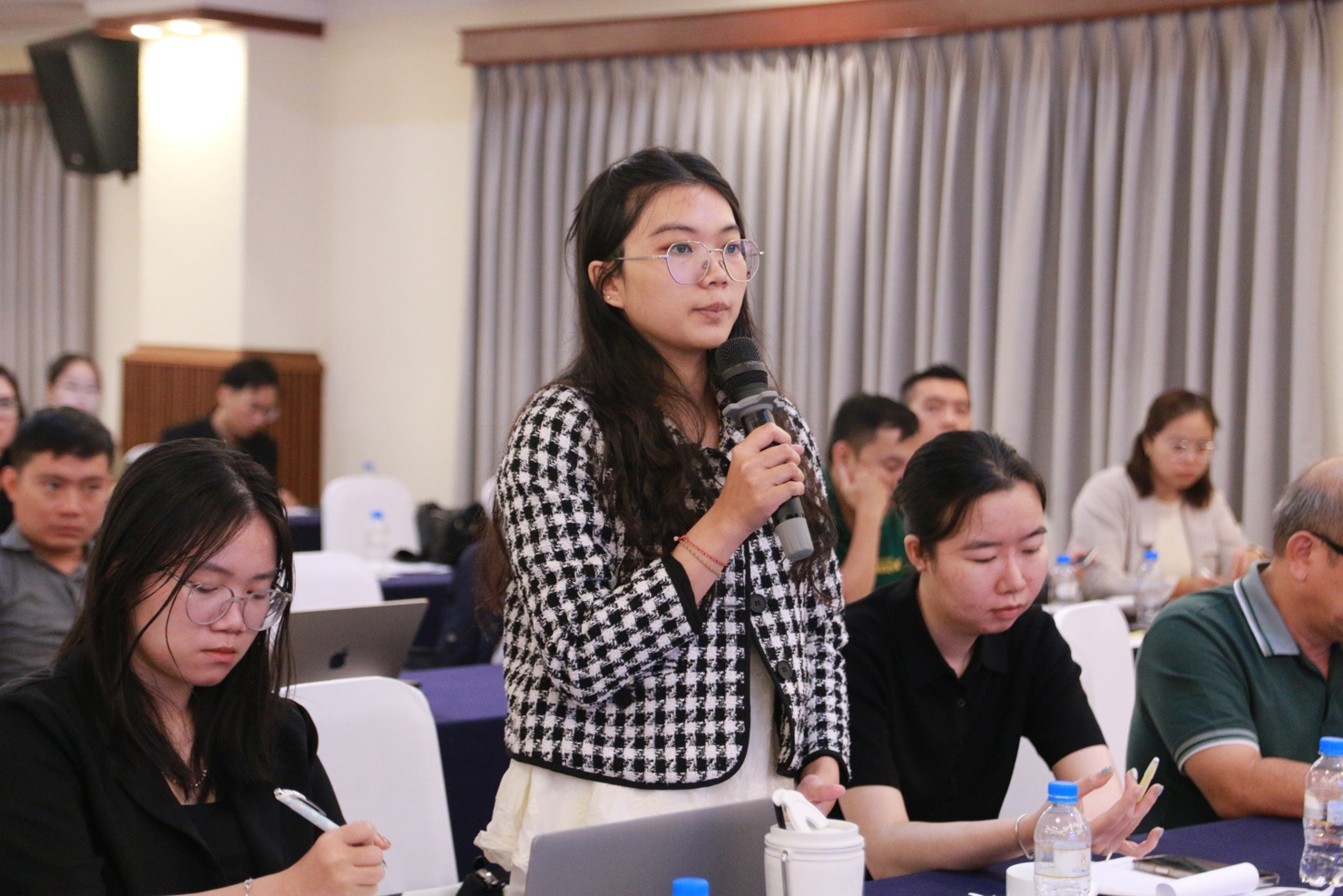 Đại diện doanh nghiệp trao đổi với chuy&ecirc;n gia tại hội thảo