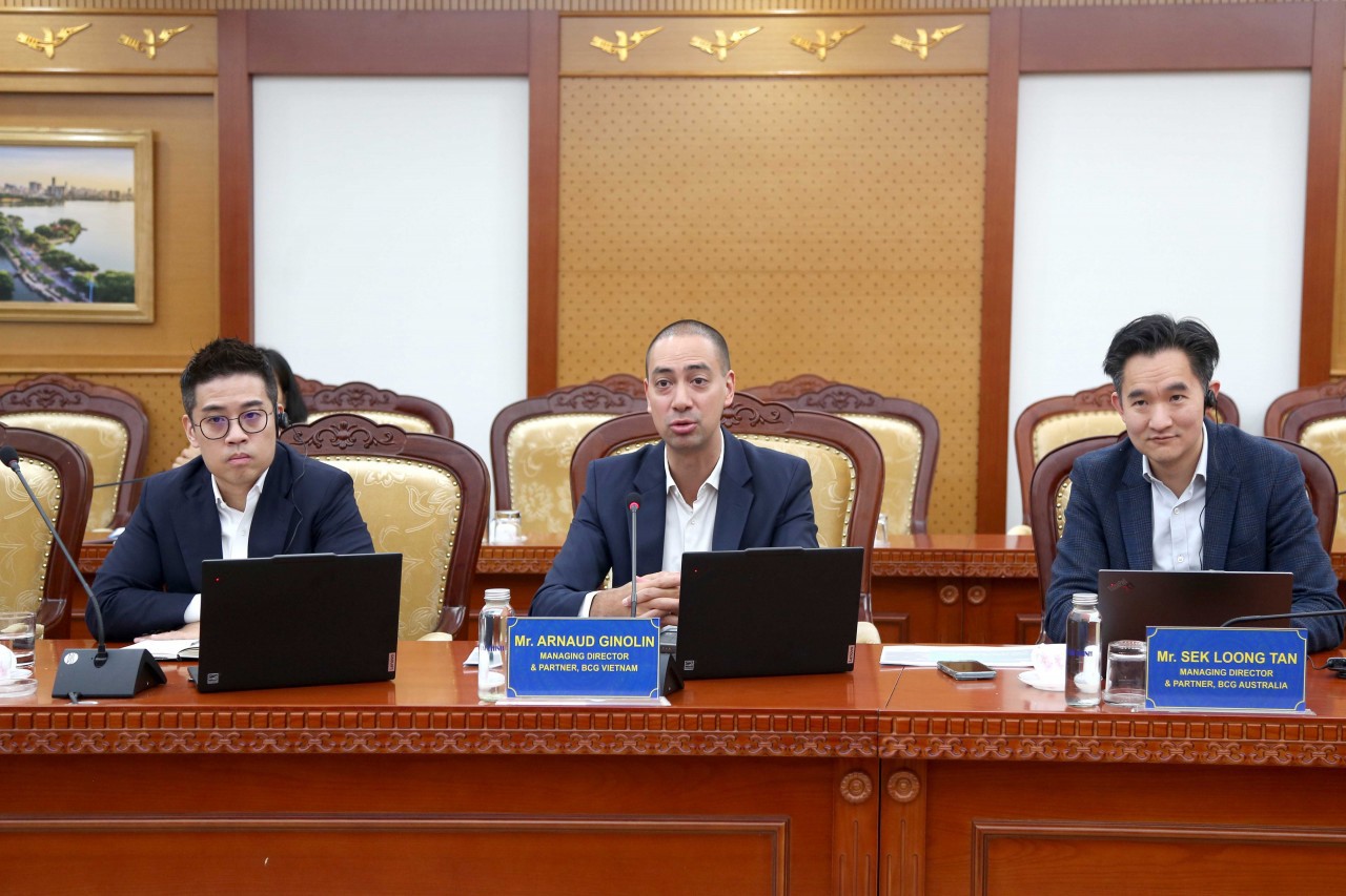 &Ocirc;ng Arnaud Ginolin - Gi&aacute;m đốc điều h&agrave;nh ki&ecirc;m th&agrave;nh vi&ecirc;n Hội đồng th&agrave;nh vi&ecirc;n BCG chia sẻ tại buổi l&agrave;m việc