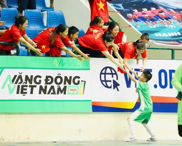 Cha mẹ ch&iacute;nh l&agrave; điểm tựa vững chắc, tạo điều kiện để con lớn kh&ocirc;n c&ugrave;ng thể thao. Ảnh: NVCC