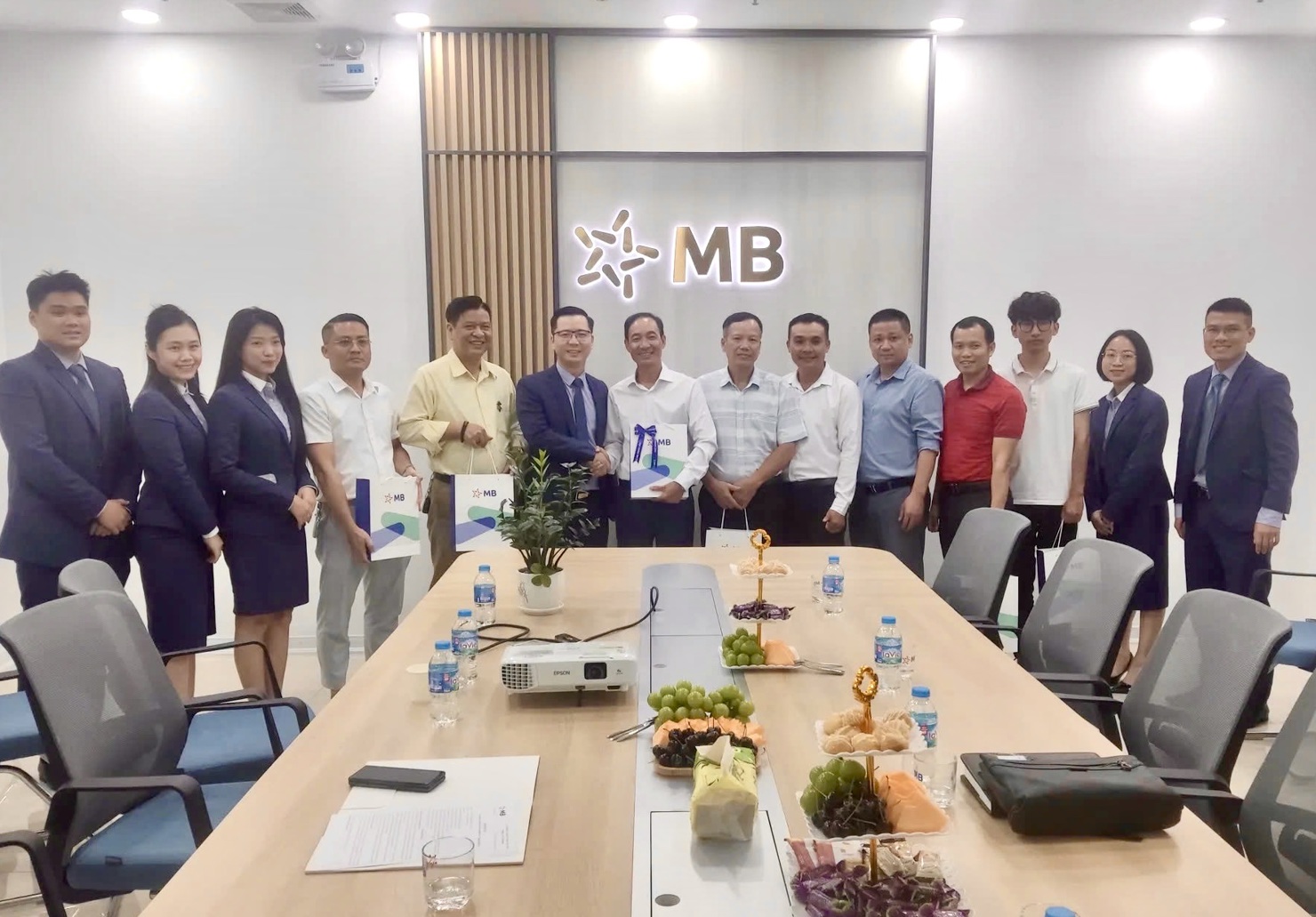 Mới đ&acirc;y, HANSIBA l&agrave;m việc với hội vi&ecirc;n tại Chi nh&aacute;nh MB Trung Văn (H&agrave; Nội) nhằm kết nối, b&agrave;n c&aacute;c giải ph&aacute;p ph&aacute;t triển sản xuất kinh doanh, hỗ trợ về t&agrave;i ch&iacute;nh...