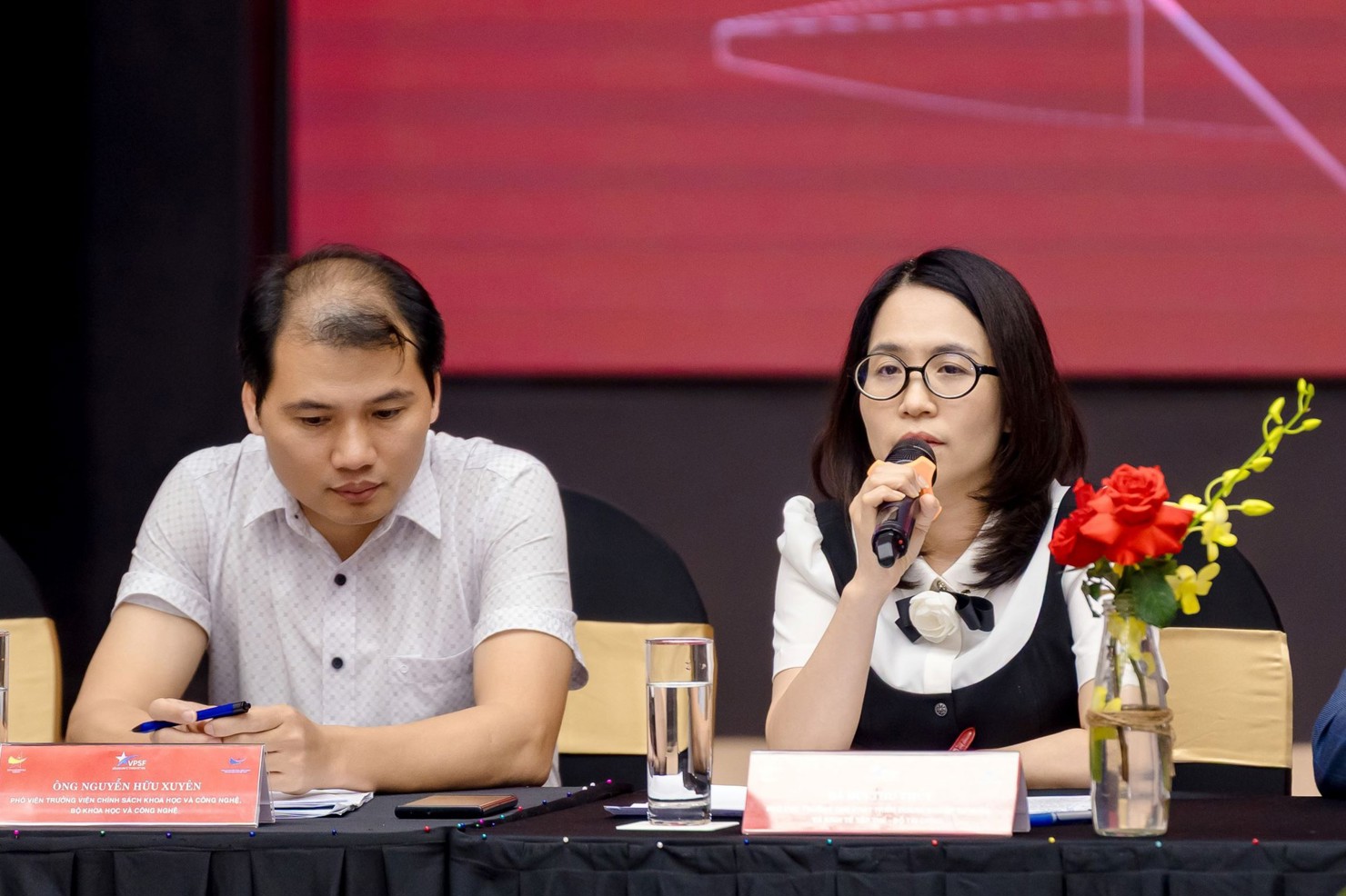 Bà Bùi Thu Thủy - Phó Cục trưởng Cục Phát triển doanh nghiệp tư nhân và kinh tế tập thể (Bộ Tài chính) giải đáp thắc mắc của doanh nghiệp.