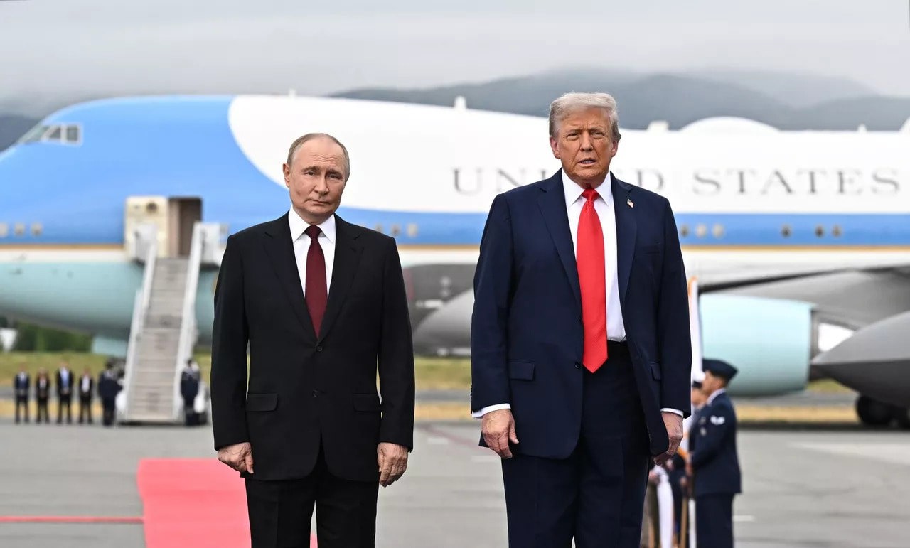 Tổng thống Nga Vladimir Putin được Tổng thống Mỹ Donald Trump đ&iacute;ch th&acirc;n đ&oacute;n tại căn cứ qu&acirc;n sự Elmendorf-Richardson ở Alaska. Ảnh: Ria Novosti. &nbsp;