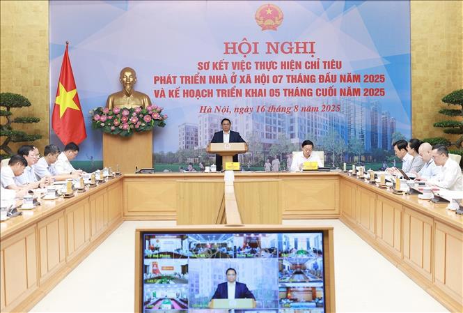 Thủ tướng Phạm Minh Ch&iacute;nh chủ tr&igrave; Hội nghị sơ kết việc thực hiện chỉ ti&ecirc;u ph&aacute;t triển nh&agrave; ở x&atilde; hội 07 th&aacute;ng đầu năm 2025. Ảnh: Dương Giang/TTXVN