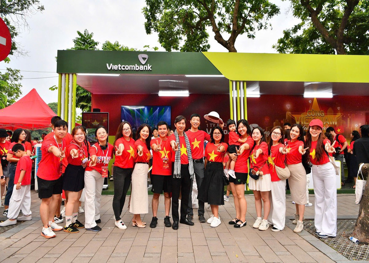 C&aacute;c c&aacute;n bộ nh&acirc;n vi&ecirc;n Ng&acirc;n h&agrave;ng Ngoại thương Việt Nam Vietcombank hưởng ứng sự kiện. &nbsp;