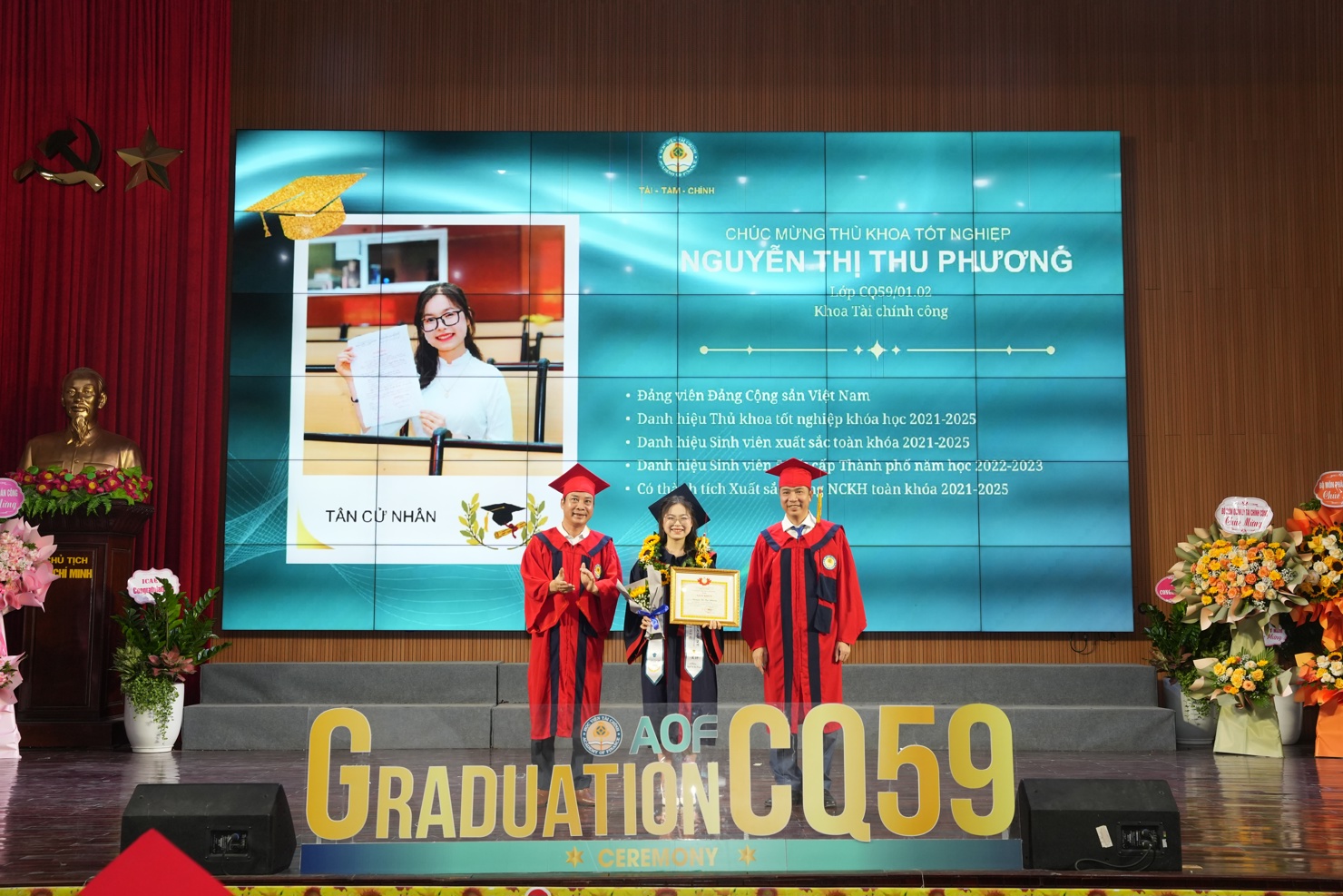 L&atilde;nh đạo Học viện T&agrave;i ch&iacute;nh trao Giấy khen cho t&acirc;n cử nh&acirc;n&nbsp;Nguyễn Thị Thu Phương.