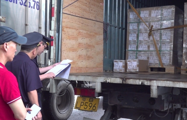 Công chức Hải quan cửa khẩu quốc tế Móng Cái kiểm tra hàng hóa nhập khẩu. Ảnh: Q. Hùng