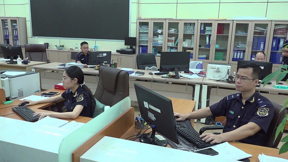 Địa điểm l&agrave;m thủ tục hải quan tại Hải quan cửa khẩu quốc tế M&oacute;ng C&aacute;i. Ảnh: Q. H&ugrave;ng