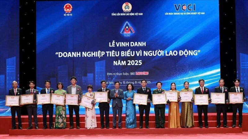 Vinh danh c&aacute;c doanh nghiệp v&igrave; người lao động ti&ecirc;u biểu.