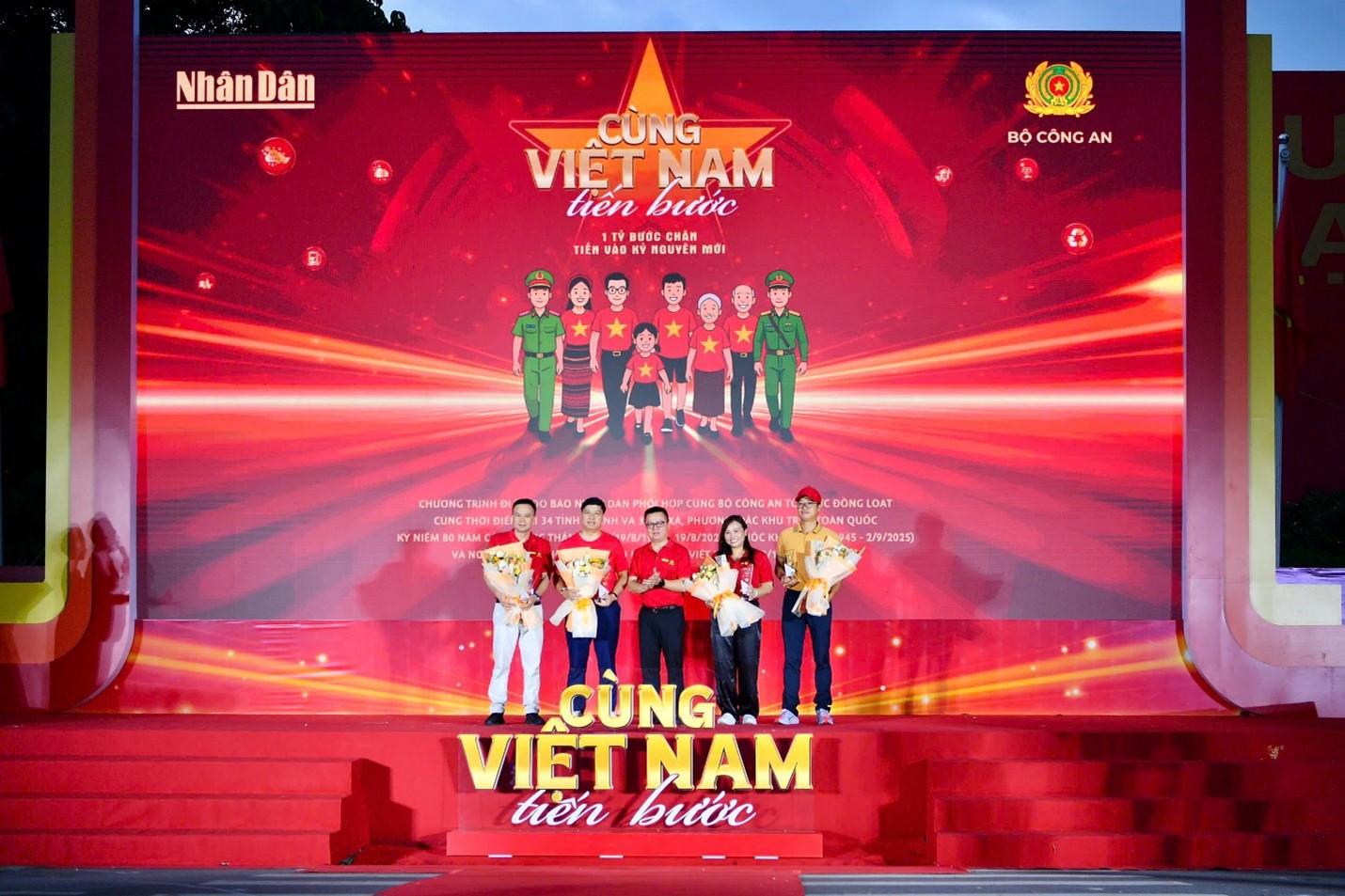 đồng ch&iacute; Hồng Quang - Th&agrave;nh vi&ecirc;n HĐQT, Chủ tịch C&ocirc;ng đo&agrave;n Vietcombank (thứ 2 từ tr&aacute;i sang), đại diện Vietcombank&nbsp; nhận hoa v&agrave; kỷ niệm chương từ Ban tổ chức &nbsp;