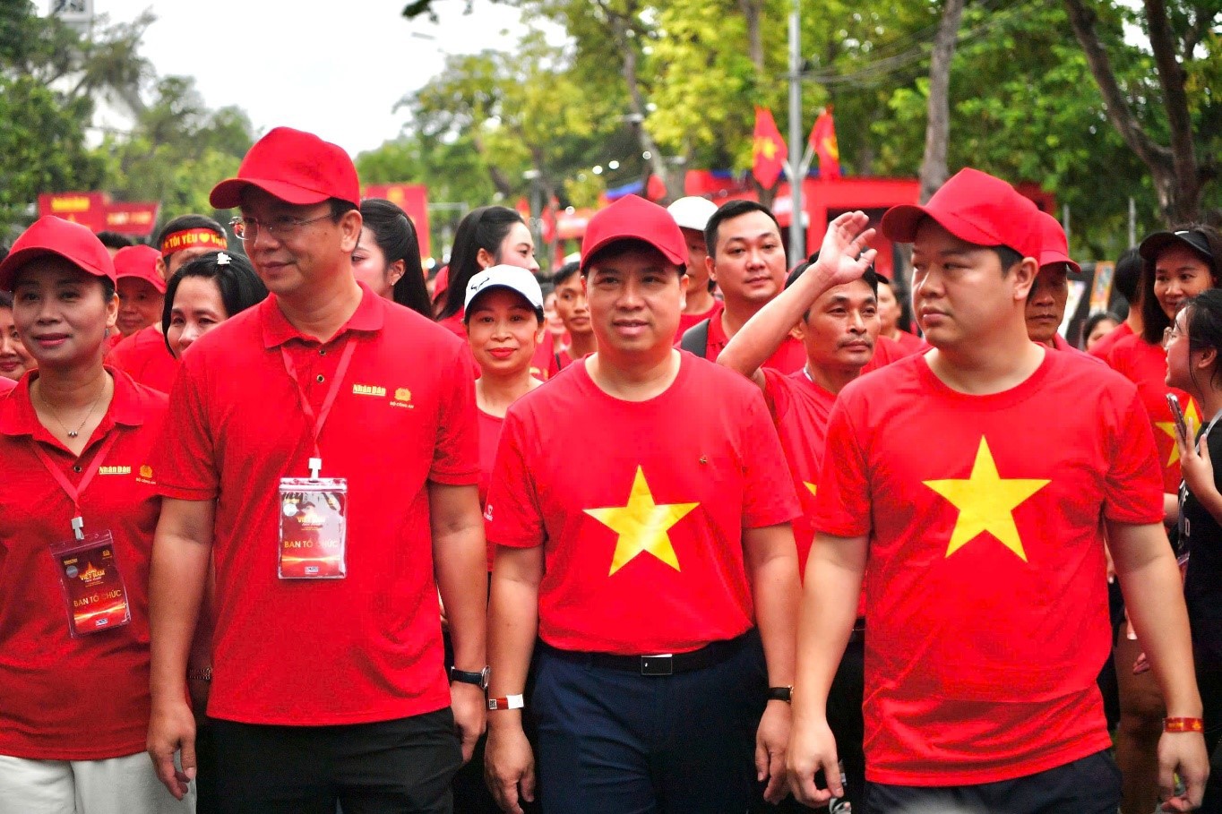 Ban l&atilde;nh đạo Vietcombank tham gia hoạt động đi bộ to&agrave;n quốc s&aacute;ng ng&agrave;y 16/8 tại H&agrave; Nội &nbsp;