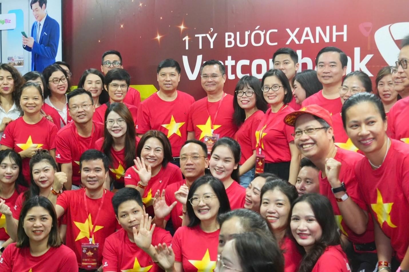 đồng ch&iacute; Nguyễn Thanh T&ugrave;ng - B&iacute; thư Đảng ủy, Chủ tịch HĐQT Vietcombank c&ugrave;ng đồng ch&iacute; Hồng Quang - Th&agrave;nh vi&ecirc;n HĐQT, Chủ tịch C&ocirc;ng đo&agrave;n Vietcombank; đồng ch&iacute; Đo&agrave;n Hồng Nhung - Th&agrave;nh vi&ecirc;n Ban Điều h&agrave;nh, Gi&aacute;m đốc Khối B&aacute;n lẻ Vietcombank chụp ảnh c&ugrave;ng tập thể l&atilde;nh đạo v&agrave; c&aacute;n bộ Vietcombank tại gian h&agrave;ng triển l&atilde;m trong khu&ocirc;n khổ sự kiện &nbsp;