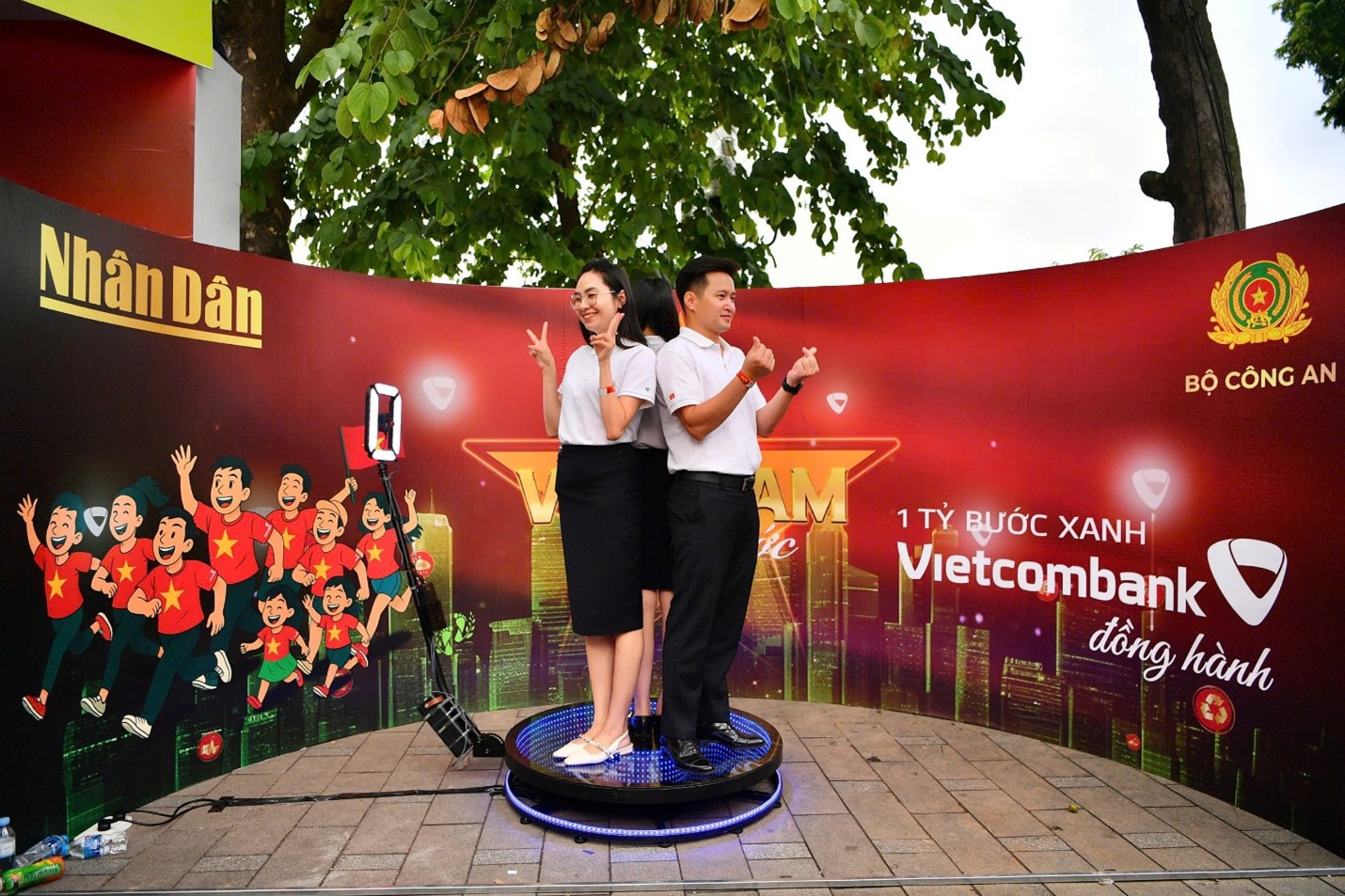 H&igrave;nh ảnh trải nghiệm c&aacute;c hoạt động tương t&aacute;c th&uacute; vị tại gian h&agrave;ng của Vietcombank &nbsp;