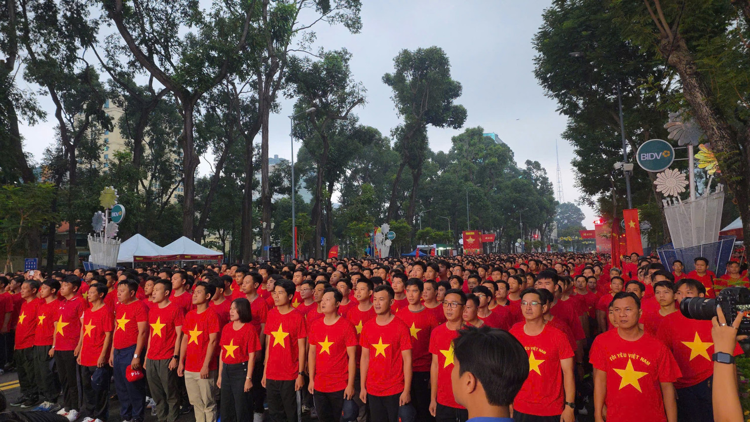 Trong kh&ocirc;ng kh&iacute; trang nghi&ecirc;m, x&uacute;c động v&agrave; tự h&agrave;o, h&agrave;ng ngh&igrave;n người c&oacute; mặt tại khu vực Vườn hoa L&yacute; Th&aacute;i Tổ (Thủ đ&ocirc; H&agrave; Nội) thực hiện nghi lễ Ch&agrave;o cờ đồng thời với Lễ thượng cờ Tổ quốc tại Quảng trường Ba Đ&igrave;nh lịch sử. &nbsp;