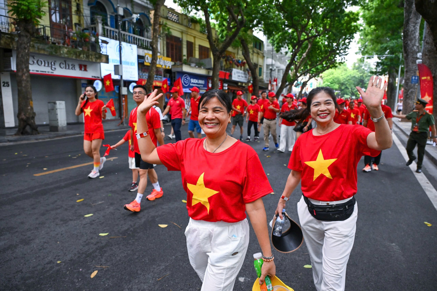 Vẻ mặt rạng rỡ của người d&acirc;n tham gia chương tr&igrave;nh đi bộ "C&ugrave;ng Việt Nam tiến bước". (Ảnh: TH&Agrave;NH ĐẠT). &nbsp;