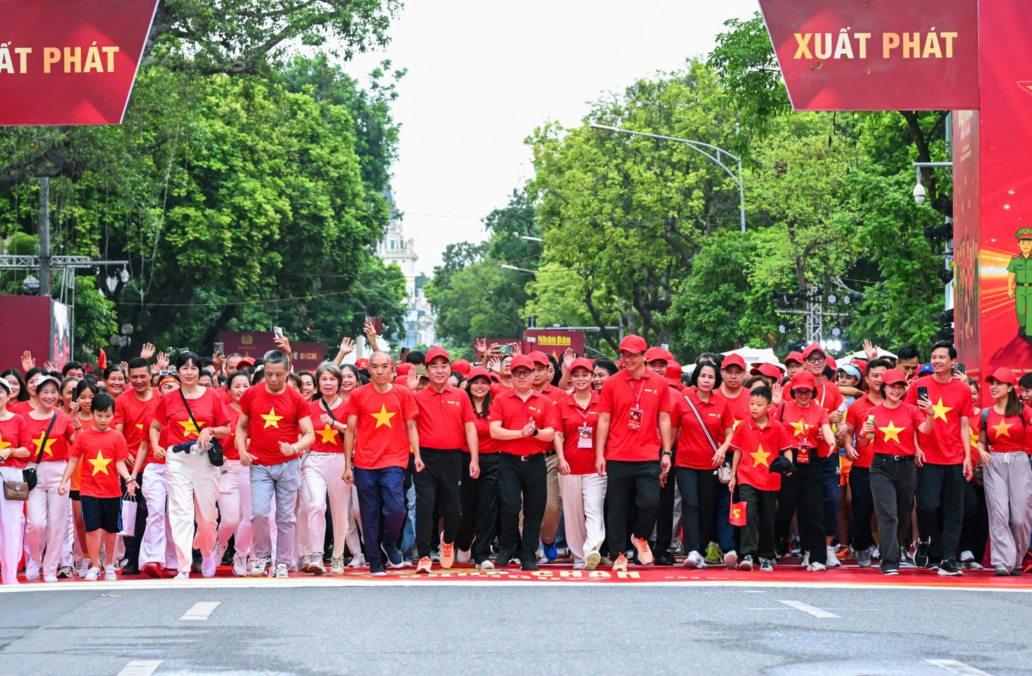 C&aacute;c đại biểu c&ugrave;ng người d&acirc;n tham gia đi bộ hưởng ứng chương tr&igrave;nh tại khu vực Vườn hoa L&yacute; Th&aacute;i Tổ - Phố đi bộ Ho&agrave;n Kiếm s&aacute;ng 16/8. (Ảnh: TH&Agrave;NH ĐẠT). &nbsp;