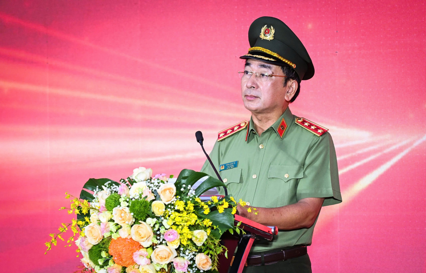 Đồng ch&iacute; Thượng tướng Trần Quốc Tỏ - Ủy vi&ecirc;n Trung ương Đảng, Thứ trưởng C&ocirc;ng an ph&aacute;t biểu ph&aacute;t động chương tr&igrave;nh đi bộ "C&ugrave;ng Việt Nam tiến bước". (Ảnh: TH&Agrave;NH ĐẠT). &nbsp;