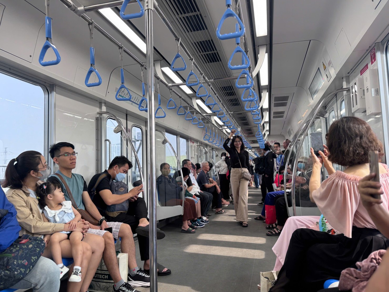 T&agrave;u Metro số 1 Bến Th&agrave;nh - Suối Ti&ecirc;n đang thu h&uacute;t đ&ocirc;ng đảo h&agrave;nh kh&aacute;ch TP. Hồ Ch&iacute; Minh. Ảnh: T.D