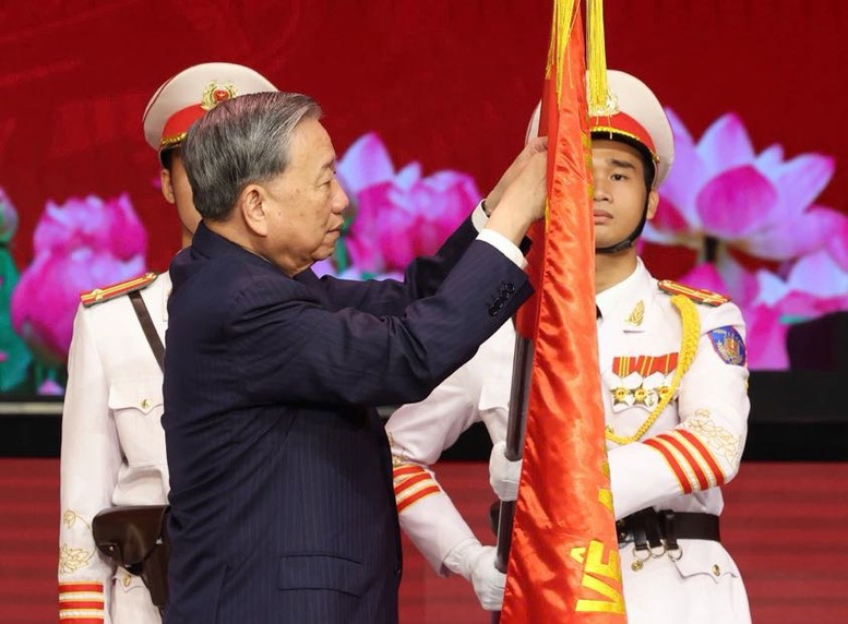 Tổng B&iacute; thư T&ocirc; L&acirc;m trao Hu&acirc;n chương Sao v&agrave;ng lần thứ 5 tặng lực lượng CAND - Ảnh: VGP/Nhật Bắc