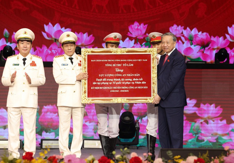 Tổng B&iacute; thư T&ocirc; L&acirc;m trao tặng bức trướng cho lực lượng CAND -Ảnh: VGP/Nhật Bắc
