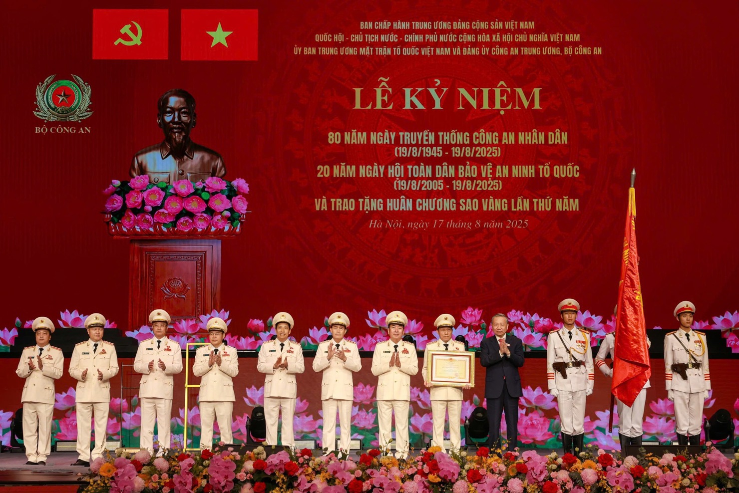 Tổng B&iacute; thư trao Hu&acirc;n chương Sao v&agrave;ng lần thứ 5 tặng lực lượng CAND - Ảnh: VGP/Nhật Bắc